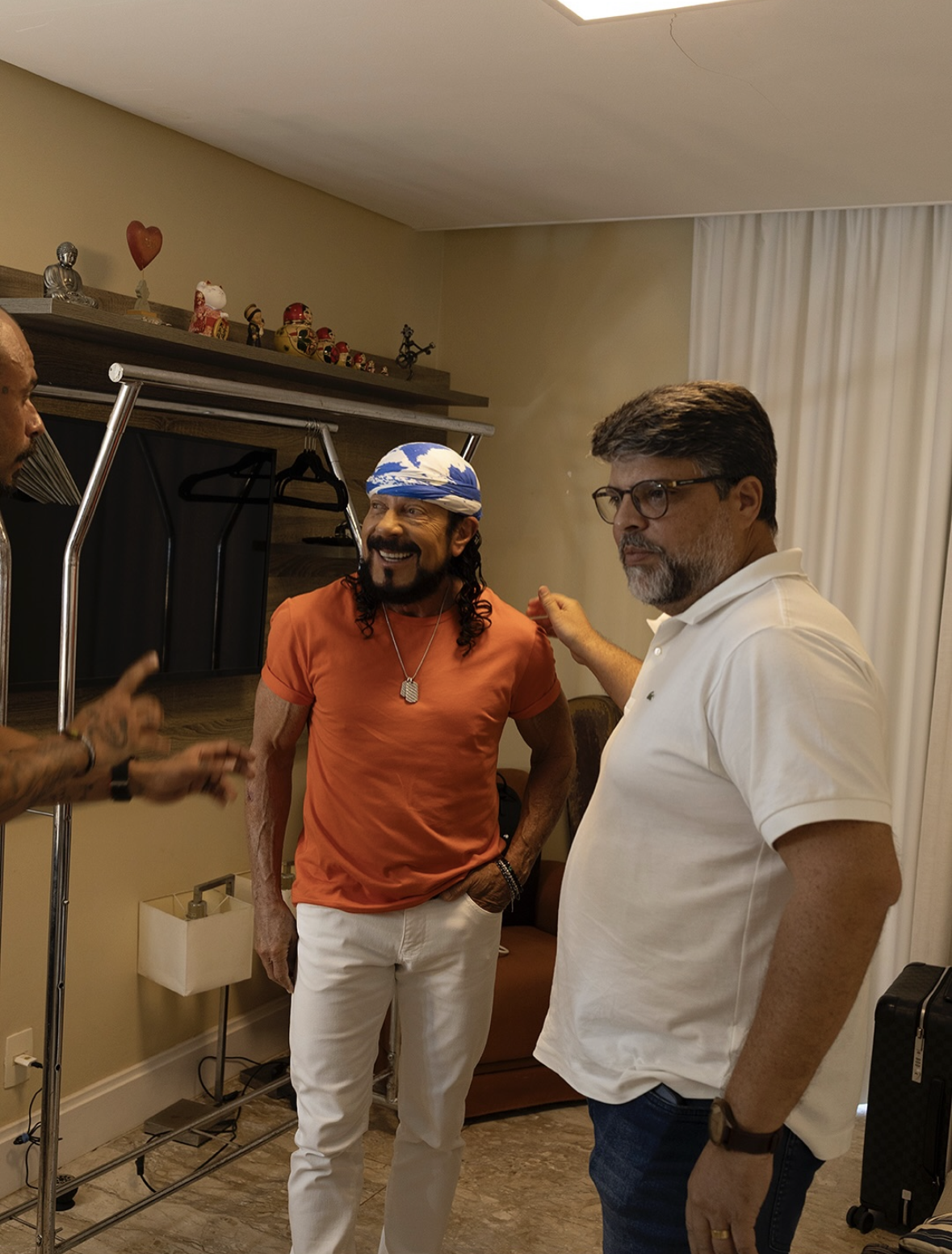Bell Marques e equipe da Cocada em alinhamento de cena nos bastidores da campanha Gujão